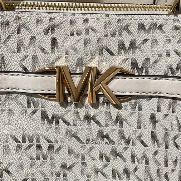 MICHAEL KORS Large Belted Satchel - Picture 2 of 6